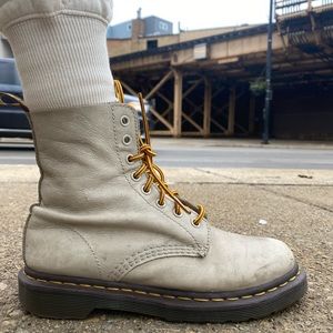 Dr. Marten’s Size 7 Cream-Colored Leather Lace Up Boots